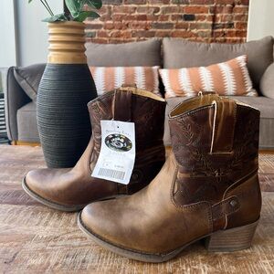 NWT Sterling River leather cowboy Boots Women